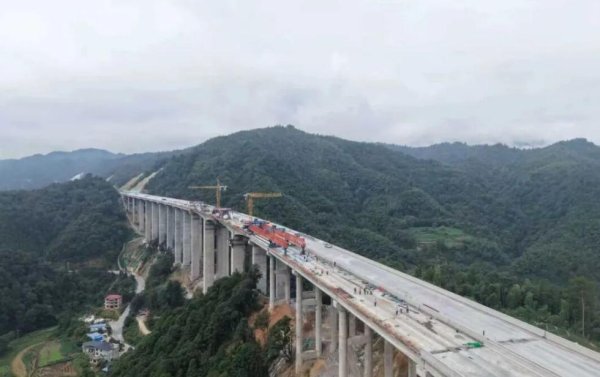 通弘网  城龙高速关键控制性工程汀坪溪大桥合龙